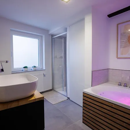 Romantik Pur! Whirlpool! Klimatisiert! Gassenviertel! 2 Schlafzimmer!