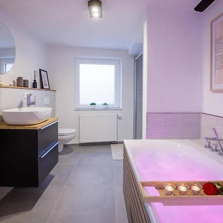 Apartman Bayreuthome - Romantisches Mit Whirlpool - 2 Schlafzimmer- Mobiles Klimageraet Bayreuth